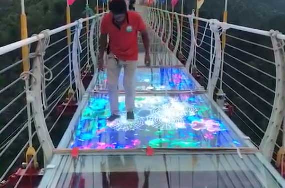 3D动态玻璃桥栈道地板捕鱼