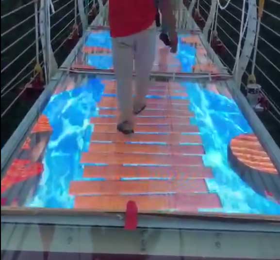  玻璃栈道LED互动地砖屏水中走竹排