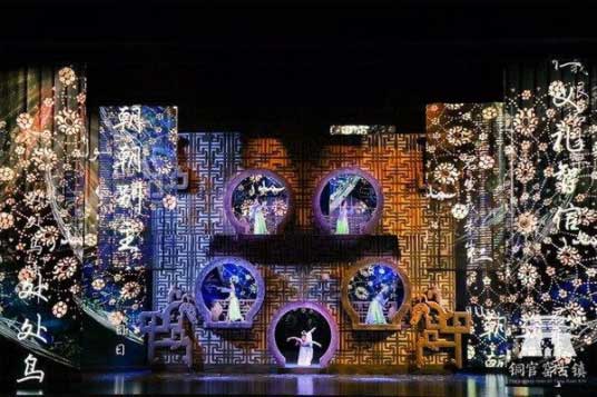 LED冰屏演绎《铜官窑传奇》中的其中一幕场景