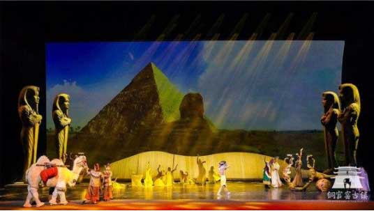 埃及雕像让舞台中的LED电子大屏幕更立体