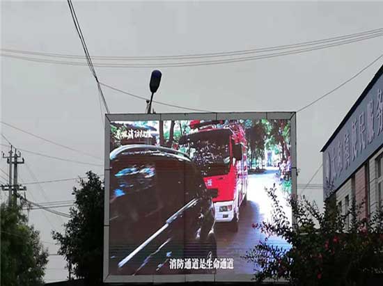 LED电子大屏幕播放消防公益广告提升社会安全
