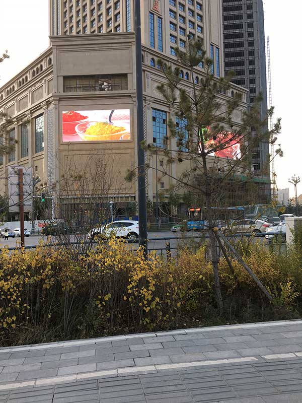 西宁莱雲国际大厦P10户外LED显示屏