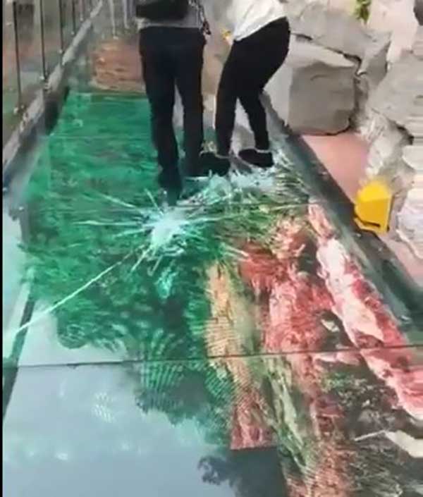  玻璃栈道地板碎裂特效LED互动地砖屏