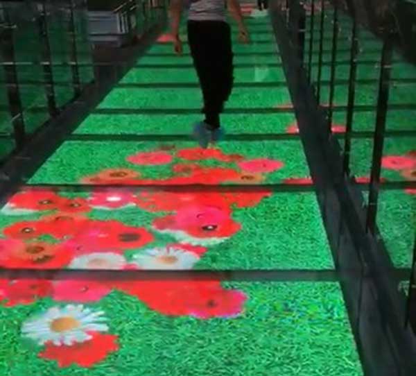  玻璃吊桥LED互动地砖屏人走花开特效